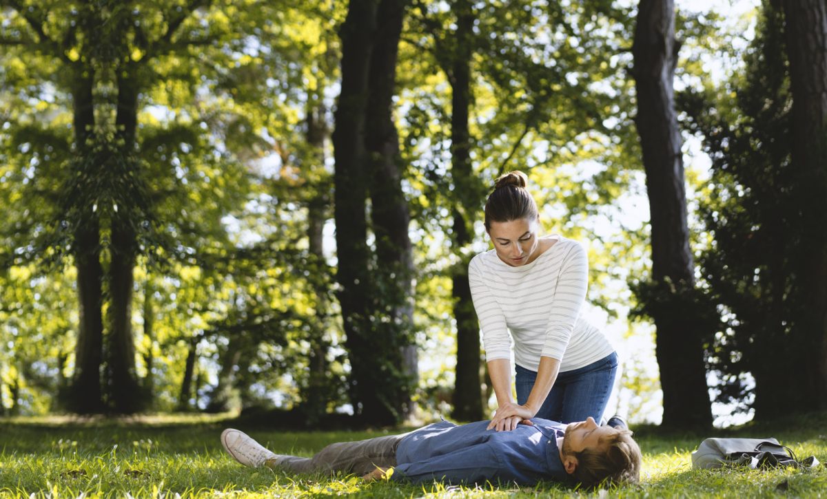 Ersthelferin im Park reanimiert eine leblose Person