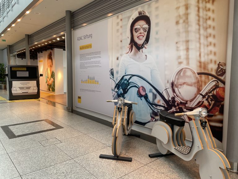 Einblick in die Verkehrswelt-Ausstellung in den KÖRPERWELTEN Berlin. Das Bild zeigt Geräte und Aufbauten zum Simulieren des Toten Winkels am LKW und Fahren unter Alkoholeinfluss.