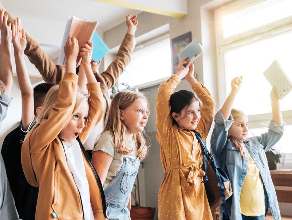 Eine Gruppe Kinder streckt die Hände nach oben