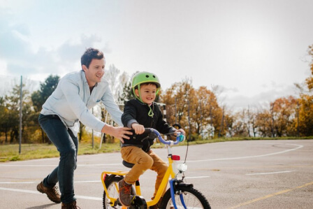 Vater bringt Sohn das Fahrradfahren bei