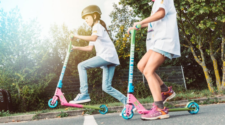 Mädchen auf einem Roller