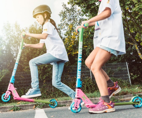 Mädchen auf einem Roller