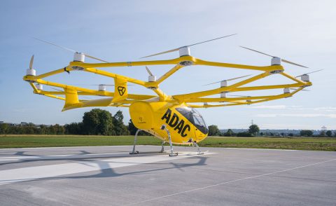 Multikopter der ADAC Luftrettung auf einem Landeplatz