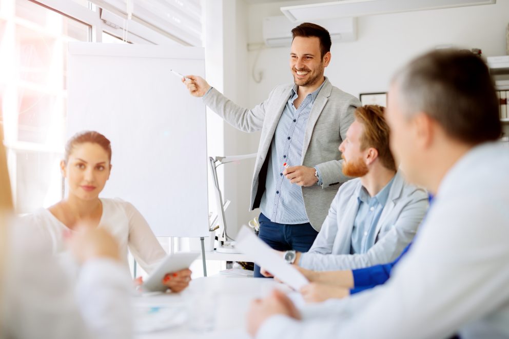 Mitarbeitende in einer Besprechungssituation in einem Konferenzraum