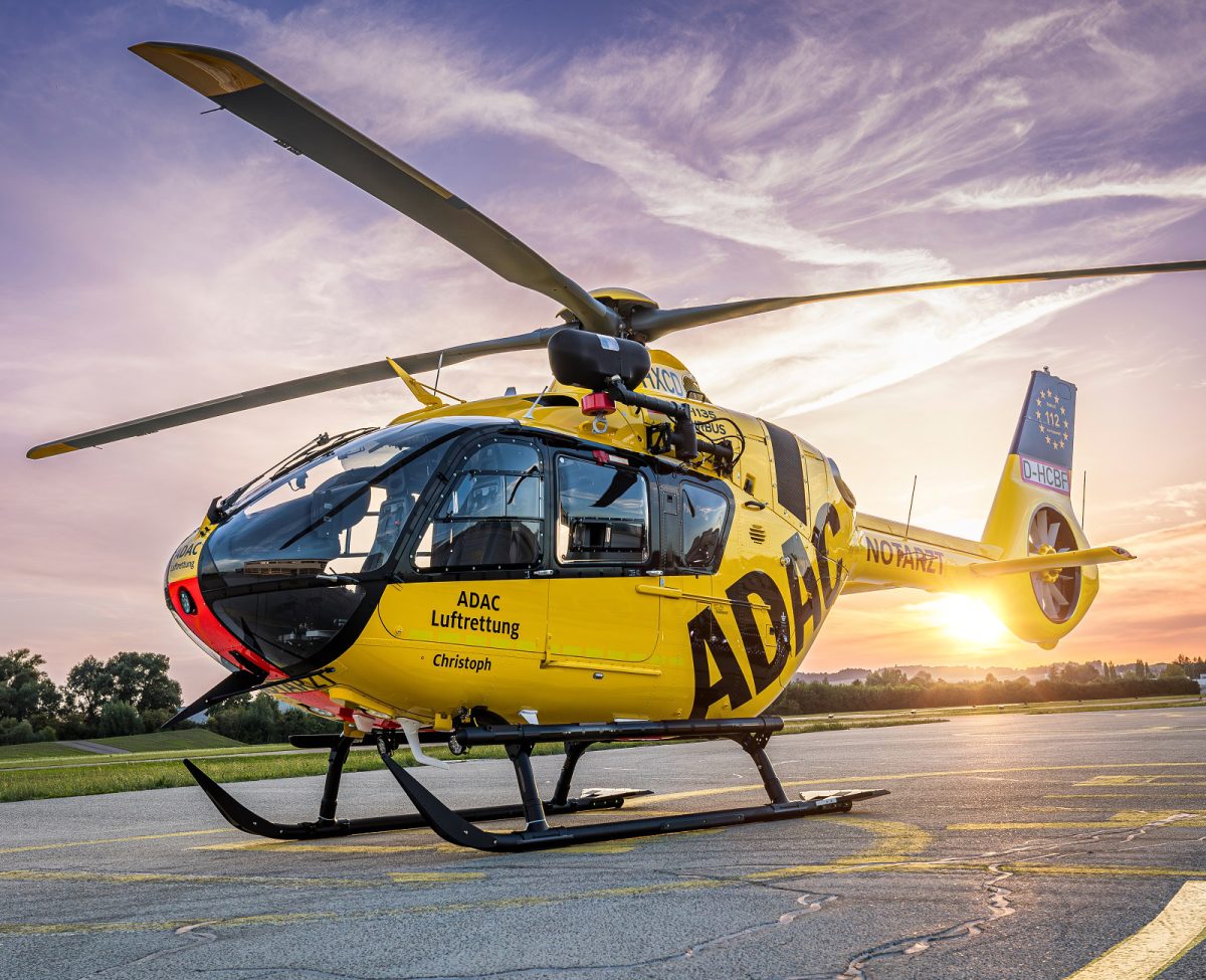 Gelber Hubschrauber der ADAC Luftrettung am Boden