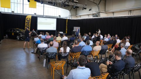 Vortragssituation in einer Veranstaltungshalle. Karsten Schulze spricht das Grußwort zum UFO-Symposium 2025 vor Publikum.