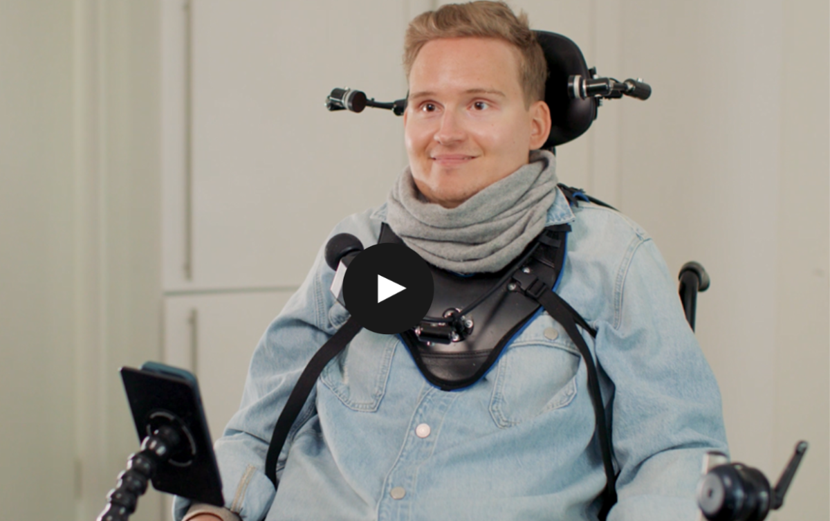 Vorschauscreen zum Video mit Leon in einem elektrischen Rollstuhl