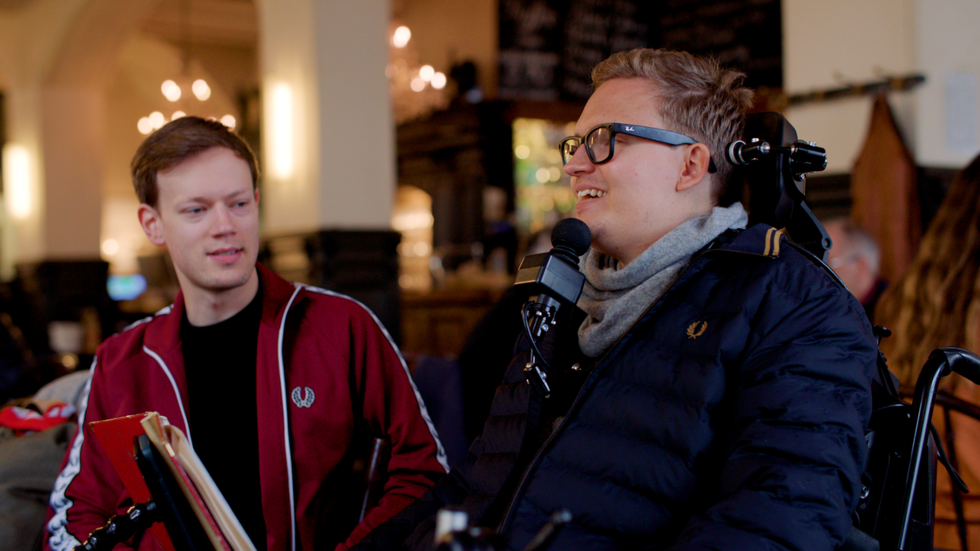 Leon mit einem Freund in einem Cafe