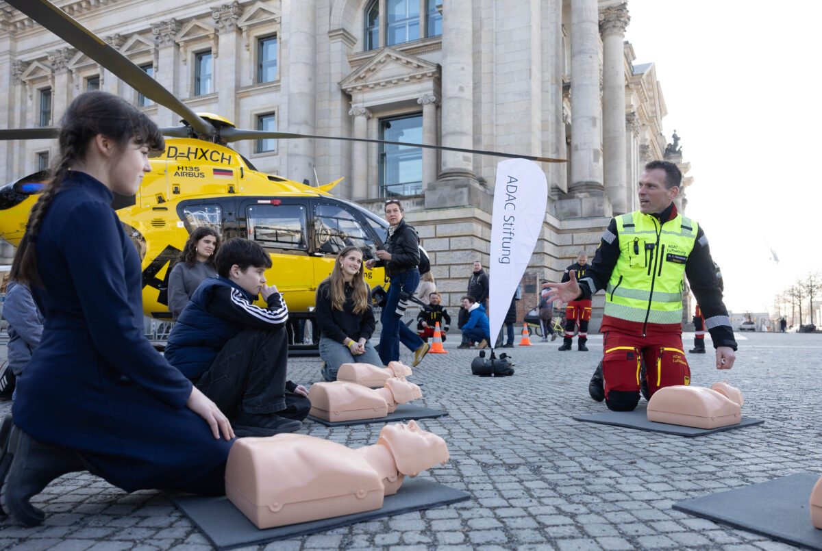 Ein Notarzt der ADAC Luftrettung demonstriert Wiederbelebungsmaßnahmen vor dem Reichstag in Berlin