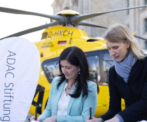 Reanimationsunterricht_Kooperation_ADAC_Stiftung_Land_ Berlin_Luftrettung_Tillmann_Günther-Wünsch Christina Tillmann, Vorständin der ADAC Stiftung, und Katharina Günther-Wünsch, Senatorin für Bildung, Jugend und Familie des Landes Berlin