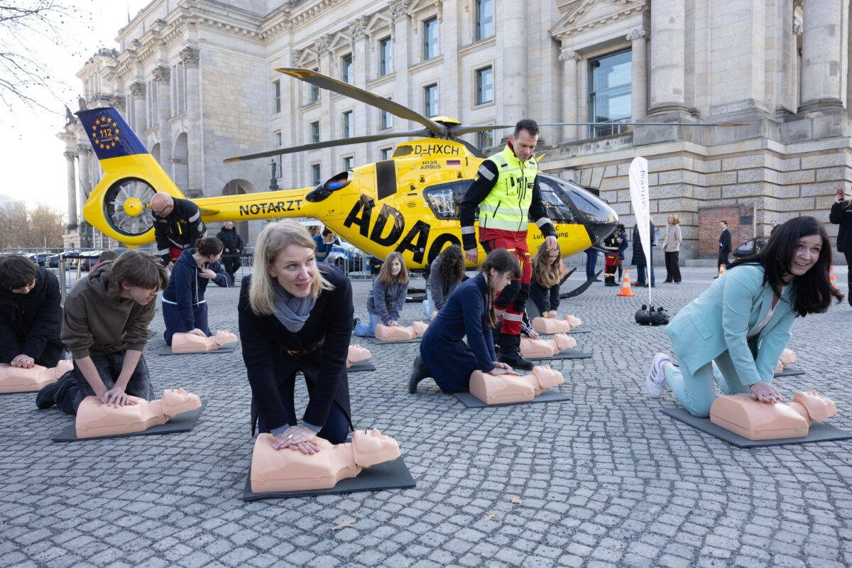 Wiederbelebungsübung der ADAC Stiftung am Reichstag in Berlin mit Hubschrauber der Luftrettung