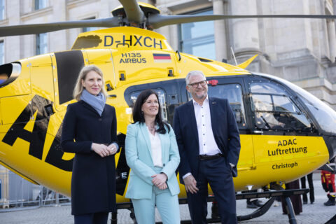 Christina Tillmann, Vorständin der ADAC Stiftung, und Katharina Günther-Wünsch, Senatorin für Bildung, Jugend und Familie des Landes Berlin, bei Unterzeichnung Kooperationsvertrag, vor dem Hubschrauber der ADAC Luftrettung